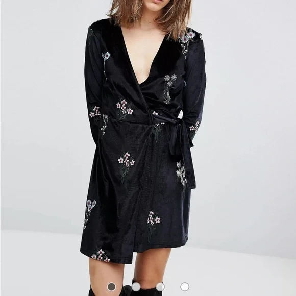 Stradivarius Floral Embroidered Wrap Dress. Size S - Picture 4 of 12